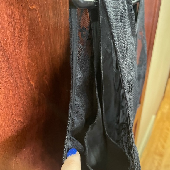 ⭐️ CAbi Style #942 Sleeveless Lace Blouse Tank with built in cami. - Picture 5 of 10